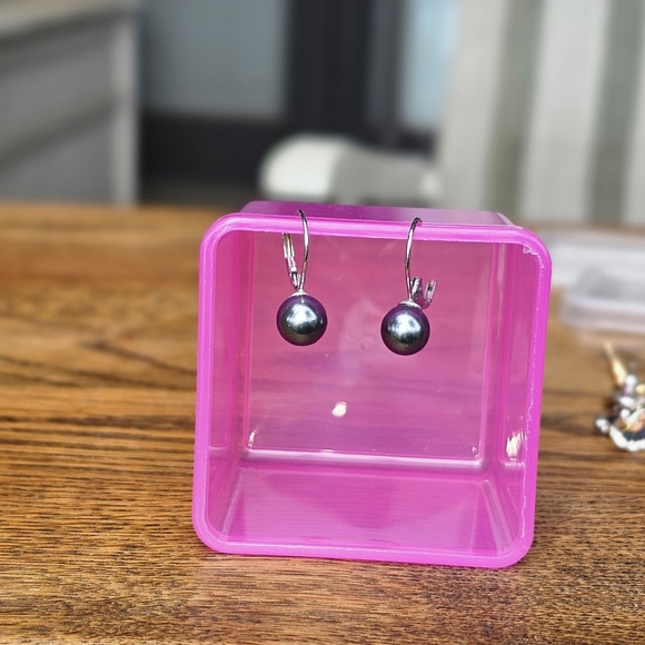 Elegant Pearl Drop Earrings ~ EUC - Picture 1 of 3